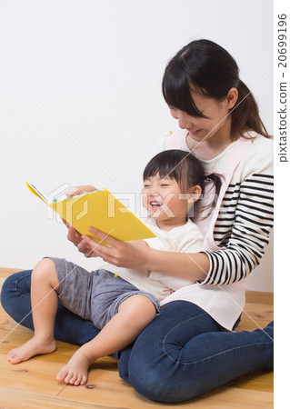 A nursery teacher who makes a picture book read 20699196