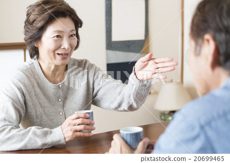 一對夫婦在日式房間放鬆 20699465