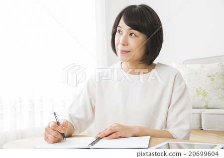 Women in their 40's Women in their 40's 20699604