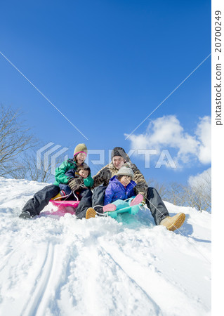 4人家庭在雪山上玩雪橇 20700249