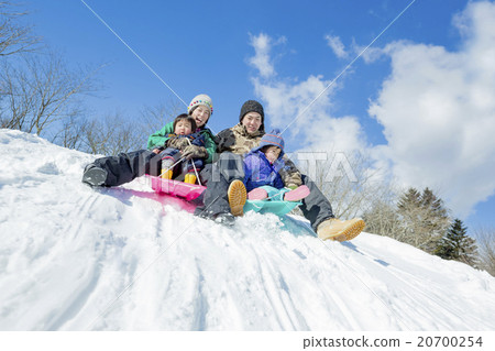 4人家庭在雪山上玩雪橇 4人家庭在雪山上玩雪橇 20700254