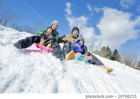 4人家庭在雪山上玩雪橇 4人家庭在雪山上玩雪橇 20700255
