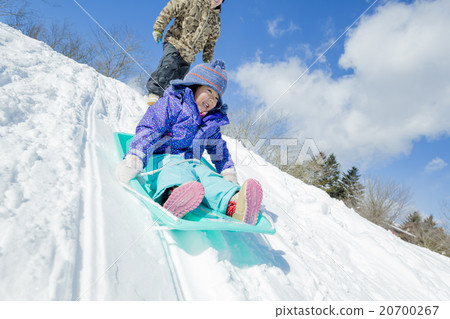 演奏雪撬的父親和女兒在雪小山 20700267