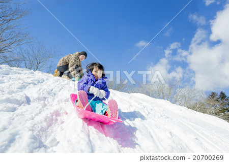 演奏雪撬的父親和女兒在雪小山 20700269