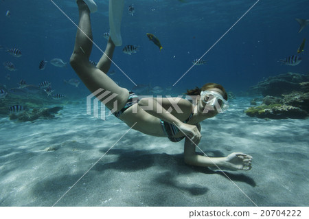 一個女人在海裡 一個女人在海裡 20704222