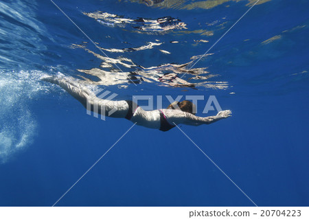 一個女人在海裡 一個女人在海裡 20704223