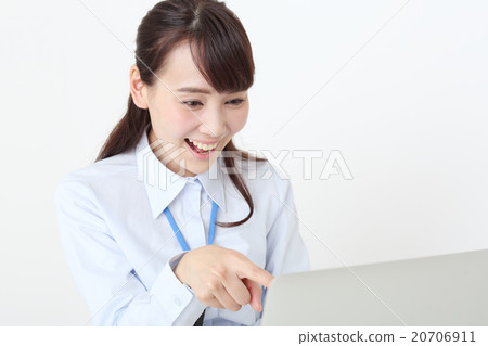 OL高興地看著個人電腦 20706911