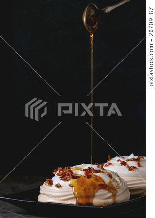 Pavlova dessert with caramel 20709187