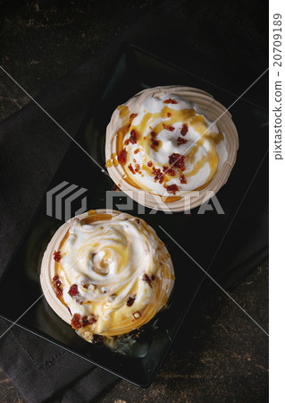 Pavlova dessert with caramel 20709189