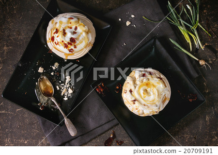 Pavlova dessert with caramel 20709191