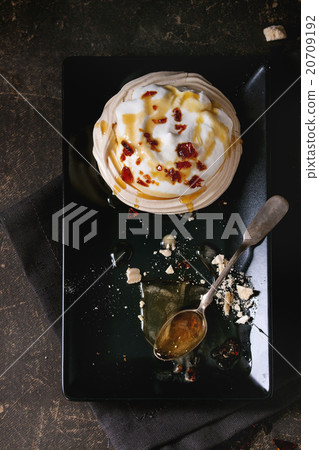 Pavlova dessert with caramel 20709192