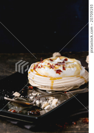 Pavlova dessert with caramel 20709193
