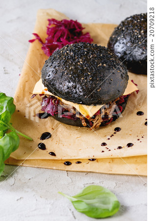 Black burger with stews 20709218