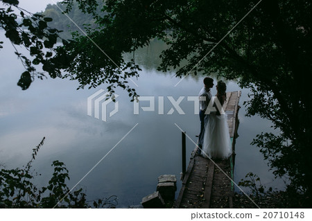 Wedding couple on the old wooden pier 20710148