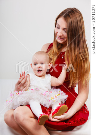 Beauty mother with toddler Beauty mother with toddler 20711375