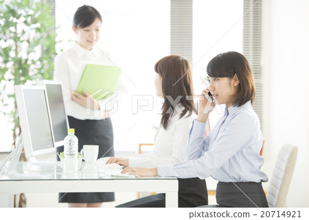 拜訪智能手機的女商人 20714921