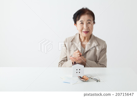 This is fixed! Senior woman grandma old home / inheritance 20715647