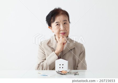 Thinking senior women grandma old home / inheritance 20715653