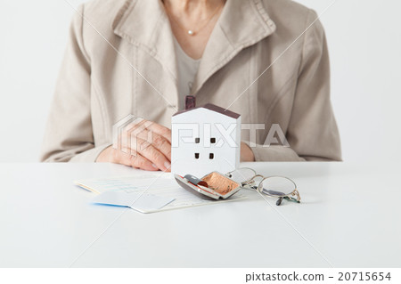 Thinking Senior Women Body Parts for the Elderly Home / Inheritance 20715654