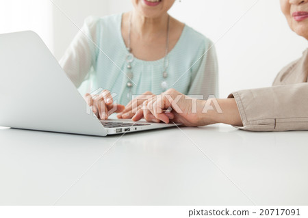 資深婦女和中間女性便攜式計算機和手教訓/教/觀看 20717091