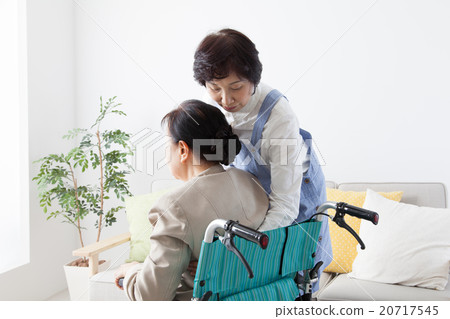 Elderly people in living room and women helper assistance scene Elderly people in living room and women helper assistance scene 20717545