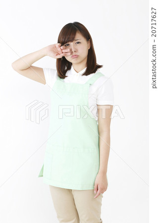 A woman in an apron 20717627