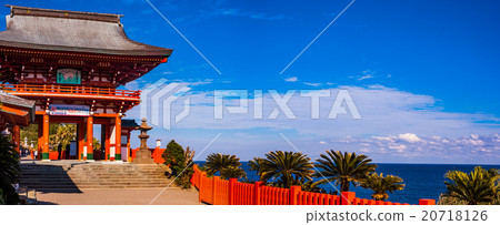 Udo Shrine_There is a main shrine in the cave of Cape Udozaki that protrudes into the Pacific Ocean, and strange rocks and reefs line up around it. Udo Shrine_There is a main shrine in the cave of Cape Udozaki that protrudes into the Pacific Ocean, and strange rocks and reefs line up around it. 20718126