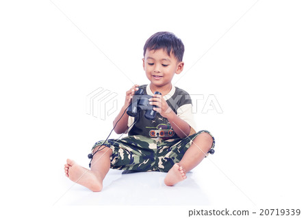 little boy play binocular little boy play binocular 20719339