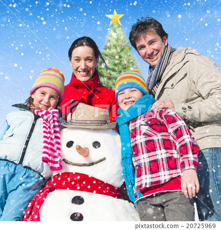 Family Standing Around Snowman And A Christmas Tree Concept 20725969