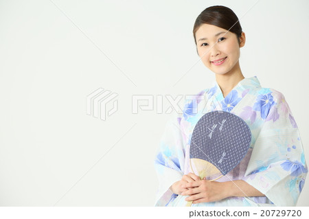 浴衣的年輕女子 浴衣的年輕女子 20729720