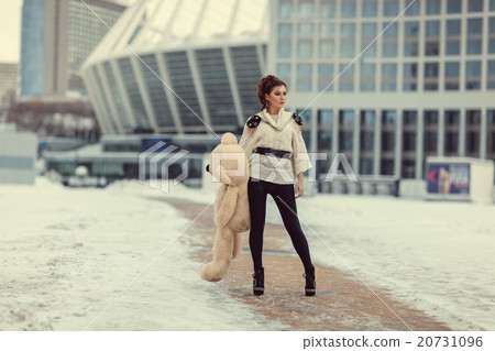 Girl with a bear. 20731096