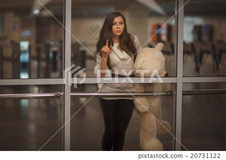 Girl says goodbye. 20731122