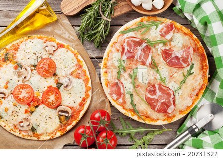 Pizza with prosciutto, tomatoes and mushrooms 20731322