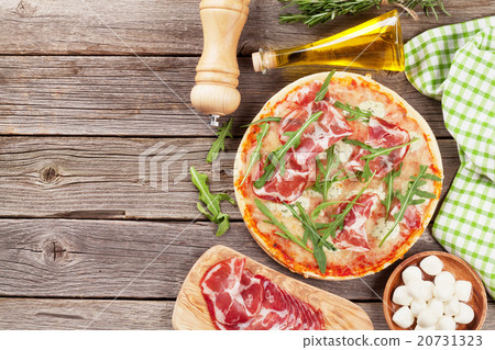 Pizza with prosciutto and mozzarella  20731323