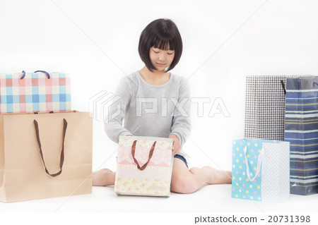 Girls junior high school students who seem to enjoy shopping a lot Girls junior high school students who seem to enjoy shopping a lot 20731398