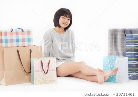 Girls junior high school students who seem to enjoy shopping a lot Girls junior high school students who seem to enjoy shopping a lot 20731401