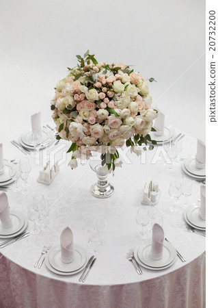Table setting at a luxury wedding reception Table setting at a luxury wedding reception 20732200
