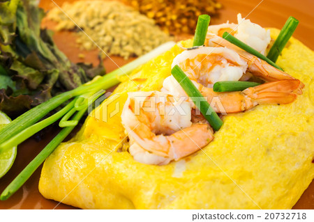 Omelet with vegetables and shrimp. Omelet with vegetables and shrimp. 20732718