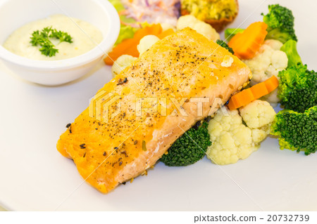 Fried salmon steak with vegetables Fried salmon steak with vegetables 20732739