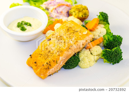 Fried salmon steak with vegetables Fried salmon steak with vegetables 20732892