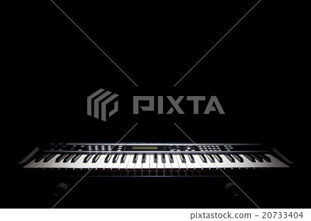 Piano in shadow 20733404