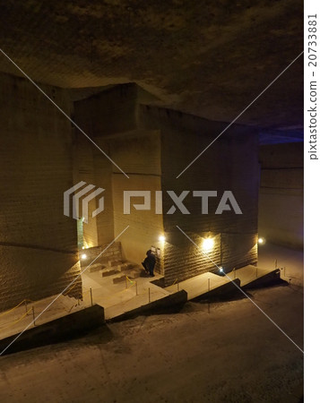 在宇都宮的Oyanishi地下採礦場的廢墟中點亮了一個神秘的空間 在宇都宮的Oyanishi地下採礦場的廢墟中點亮了一個神秘的空間 20733881