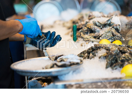 close-up of shucking oysters 20736030