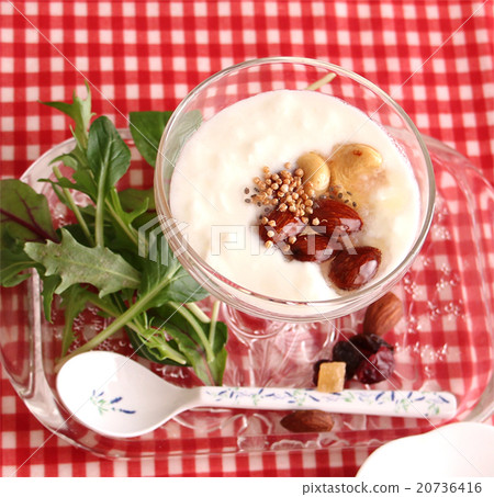 Quinoa honey honey nuts yoghurt 20736416