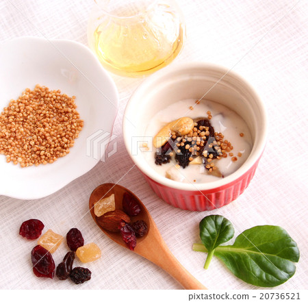 Mix of cranberry and nuts Yogurt Quinnakers 20736521