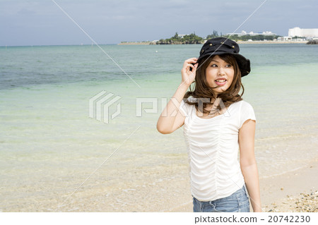 支持Onna村莊海邊的婦女在沖繩縣 20742230