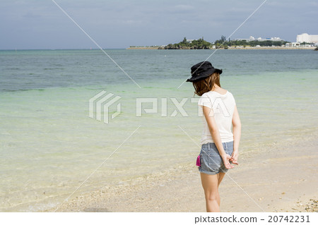 一個女人在沖繩縣恩納村的海邊背後出現 一個女人在沖繩縣恩納村的海邊背後出現 20742231