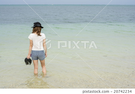一個女人在沖繩縣恩納村的海邊背後出現 20742234