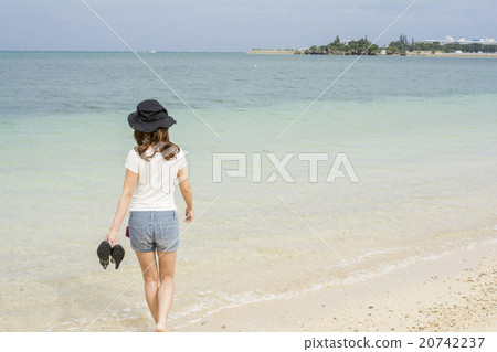 一個女人在沖繩縣恩納村的海邊背後出現 20742237