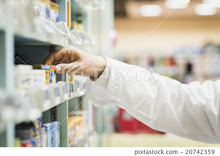 Senior supermarket 20742359